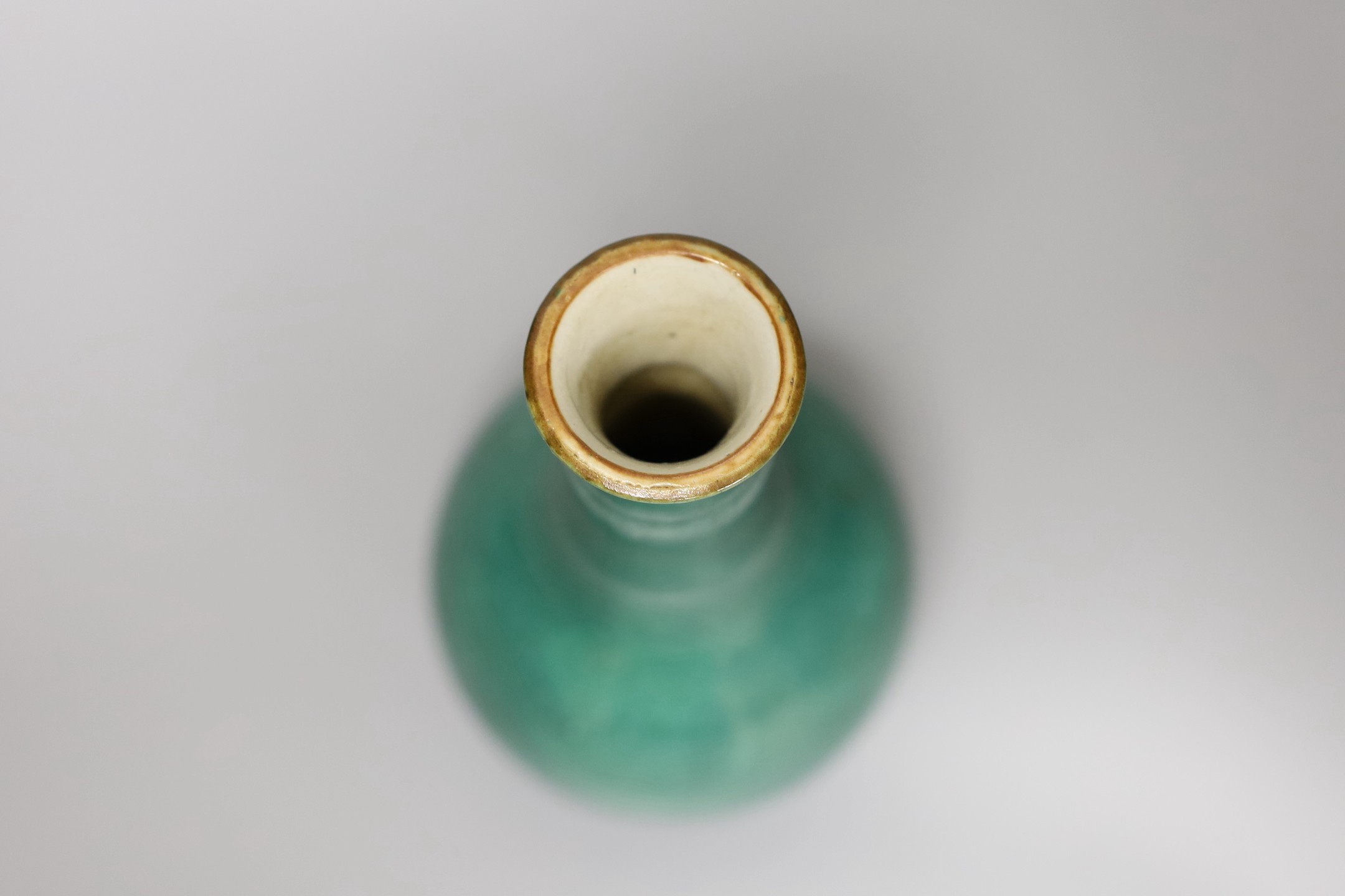 A Chinese green monochrome glazed vase, 19.5cm